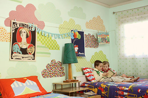 Los papeles pintados dan un aire muy actual a las habitaciones infantiles